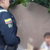 Policía hablando con una menor