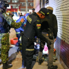 Imagen de operativo en el que se ve a un policía 