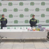 Uniformados de la Policía junto a mercancía incautada y bicicletas recuperadas.