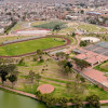 Vista aérea del Parque Timiza con pista atlética, canchas, lago y verdes