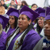Foto que muestra hombres y mujeres con toga y birrete en una ceremonia de graduación 