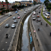 Imagen panorámica de una vía en la que circulan varios tipos de vehículos automotores