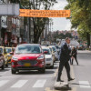 Foto que muestra vehículos andando por las calles 