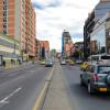 Foto que muestra vehículos andando por las calles de Bogotá 
