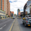 Foto que muestra vehículos andando por las calles