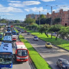 Foto que muestra vehículos andando por las calles 
