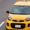 Foto de un taxi en una vía de Bogotá