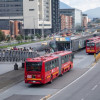 Foto de varios buses de TransMilenio en una vía de Bogotá