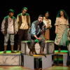 Imagen de los protagonistas de la obra en un teatro en Bogotá.