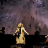 Imagen de Eileen Khatchadourian en concierto junto a un violinista y DJ.