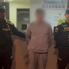 Hombre capturado en medio de dos policías.