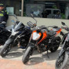 Motos incautadas y dos uniformados de la Policía.