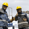 Imagen de dos trabajadores de la obra del Metro de Bogotá vestidos con su uniforme.