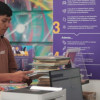 Imagen de usuario con libro para préstamo en BibloRed