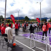 Foto que muestra personas reunidas en un parque