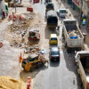 Foto que muestra una vía en construcción y volquetas 