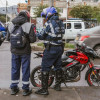 Foto de agentes de tránsito junto a un motociclista en Bogotá