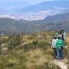 personas caminando por montañas de Bogotá
