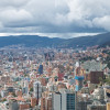 Vista panorámica de Bogotá con edificaciones, montañas orientales y cielo nublado amplio
