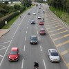 Foto de varios carros en una vía