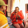 Imagen de un funcionario con una señora hablando
