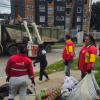 Foto de funcionarios del Distrito en operativo de limpieza