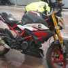 Una moto de alto cilindraje siendo revisada por un Policía