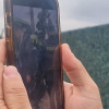 Persona grabando una captura con su celular 