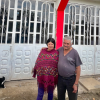 Foto de una pareja al frente de una casa
