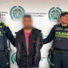 Hombre capturado en medio de dos policías