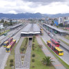 Foto de varios buses de TransMilenio en una vía de Bogotá