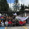 Foto de un grupo de personas con banderas de la comunidad de LGBTI