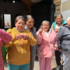 Foto de un grupo de adultos mayores tejiendo 