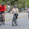 Personas en bicicleta recorren ciclovía urbana acompañadas por corredores y peatones Bogotá