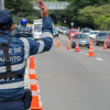 Foto de un agente de tránsito en una vía de Bogotá. 