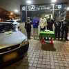Capturados frente a un CAI, junto a los policías y el material incautado.