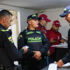 Funcionarios y policías durante operativo de control en Engativá.