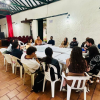 Foto de un grupo de funcionarios en una reunión 