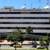 Foto que muestra una edificio con paredes blancas y el un letrero que dice: Secretaría de Educación 