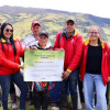 Funcionarios de la Alcaldía Local de Sumapaz con la comunidad mostrando un diploma de una firma simbólica de un acuerdo