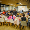 Imagen de varios niños tomando el taller gratuito.