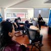 Foto que muestra un grupo de personas reunidas 