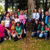Grupo comunitario participa en tomografía arbórea junto a árbol en Fontibón