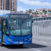 Foto de un bus TransMiZonal de TransMilenio por una de las calles de Bogotá.