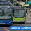 Foto de dos buses de TransMilenio en una vía de Bogotá