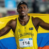 Foto que muestra al deportista Ronal Longa Mosquera con una bandera de Colombia