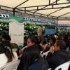 Foto que muestra personas sentadas en una conferencia 