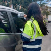Funcionaria de tránsito en una Zona de Parqueo Pago.