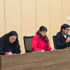 Foto de cuatro personas en un auditorio