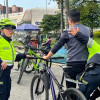 Policías verificando la bicicleta de un ciudadano.